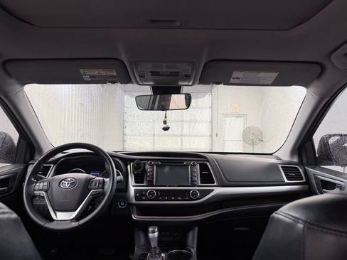 Used 2018 Toyota Highlander XLE FWD image 25