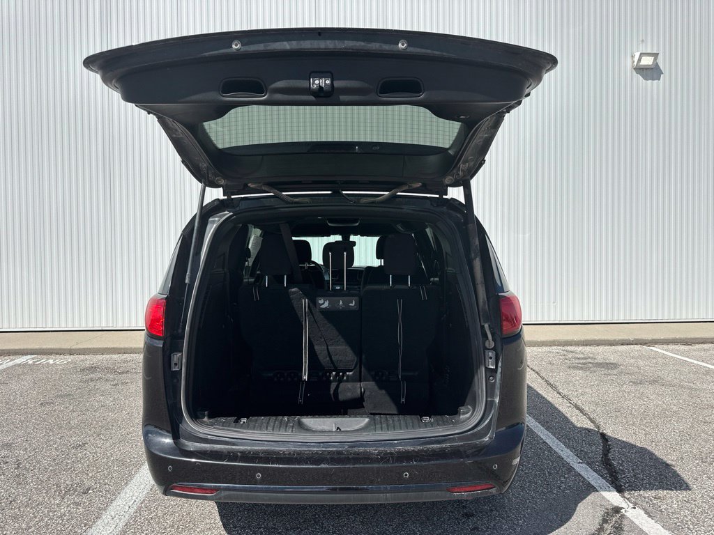Used 2018 Chrysler Pacifica Touring Plus w/ S Appearance Package FWD image 21
