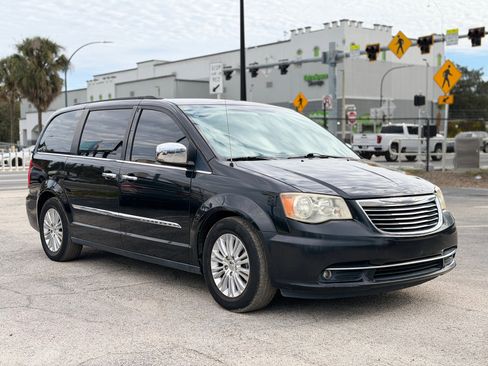 Used 2013 Chrysler Town & Country Touring-L w/ Premium Group image 7
