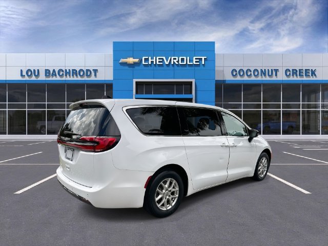Used 2024 Chrysler Pacifica Touring FWD image 8