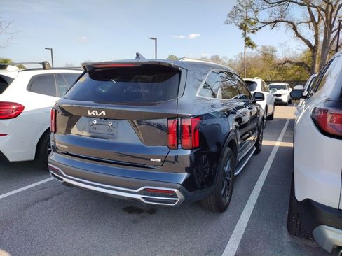 Used 2023 Kia Sorento EX w/ Panoramic Sunroof Package image 5
