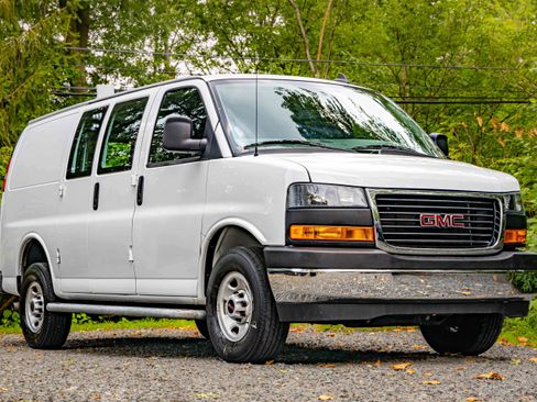 Used 2023 GMC Savana 2500 w/ Driver Convenience Package image 16