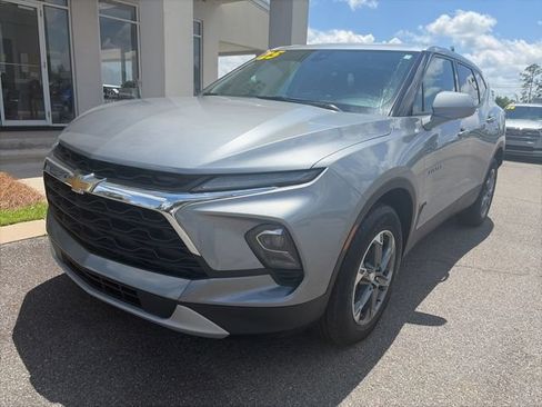 Used 2025 Chevrolet Blazer LT FWD image 3