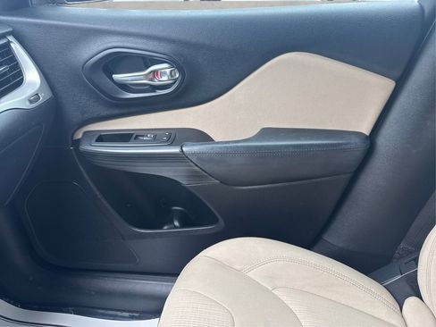Used 2015 Jeep Cherokee Latitude FWD image 26