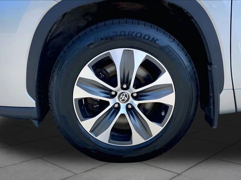 Used 2023 Toyota Highlander XLE AWD/4WD image 11