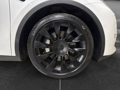 Used 2022 Tesla Model Y Long Range image 34