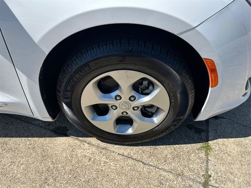 Used 2017 Chrysler Pacifica Touring-L Plus FWD image 26