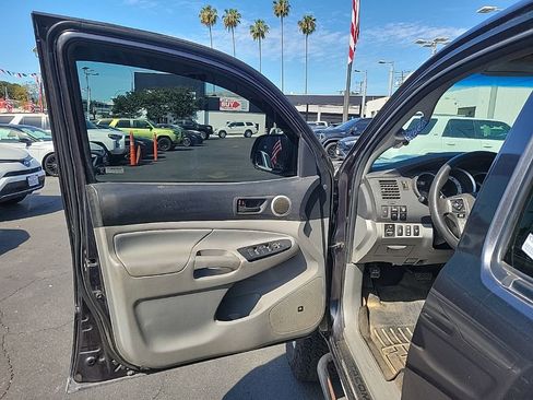 Used 2015 Toyota Tacoma 4x4 Double Cab w/ TRD Sport Package image 13