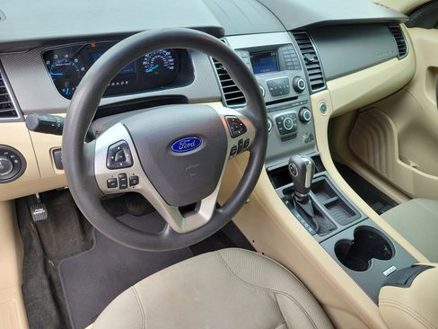 Used 2016 Ford Taurus SE image 2