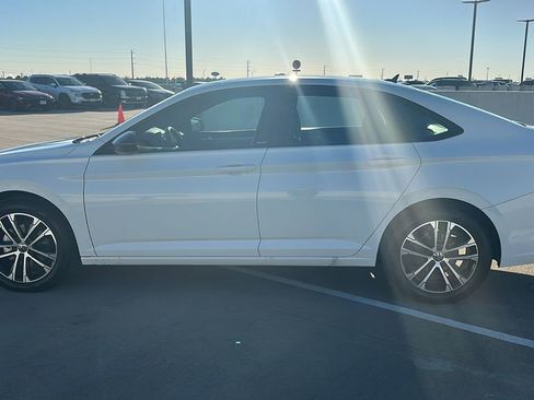 Used 2025 Volkswagen Jetta Sport image 9