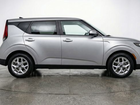 Used 2025 Kia Soul LX w/ LX Technology Package image 11