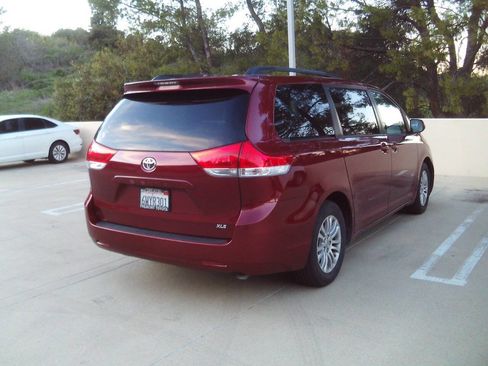 Used 2012 Toyota Sienna XLE image 5