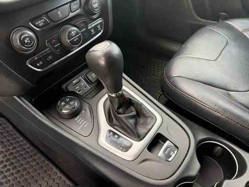 Used 2014 Jeep Cherokee Trailhawk w/ Comfort/Convenience Group AWD/4WD image 20