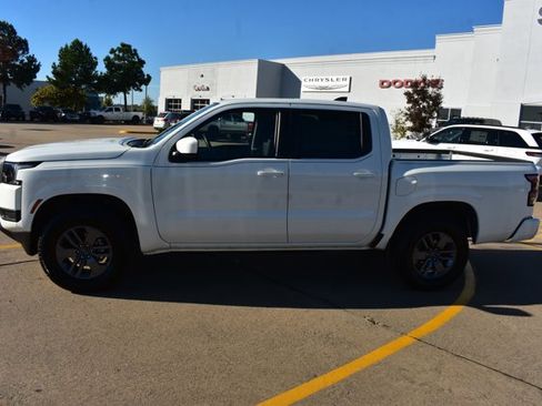 Used 2025 Nissan Frontier SV image 9