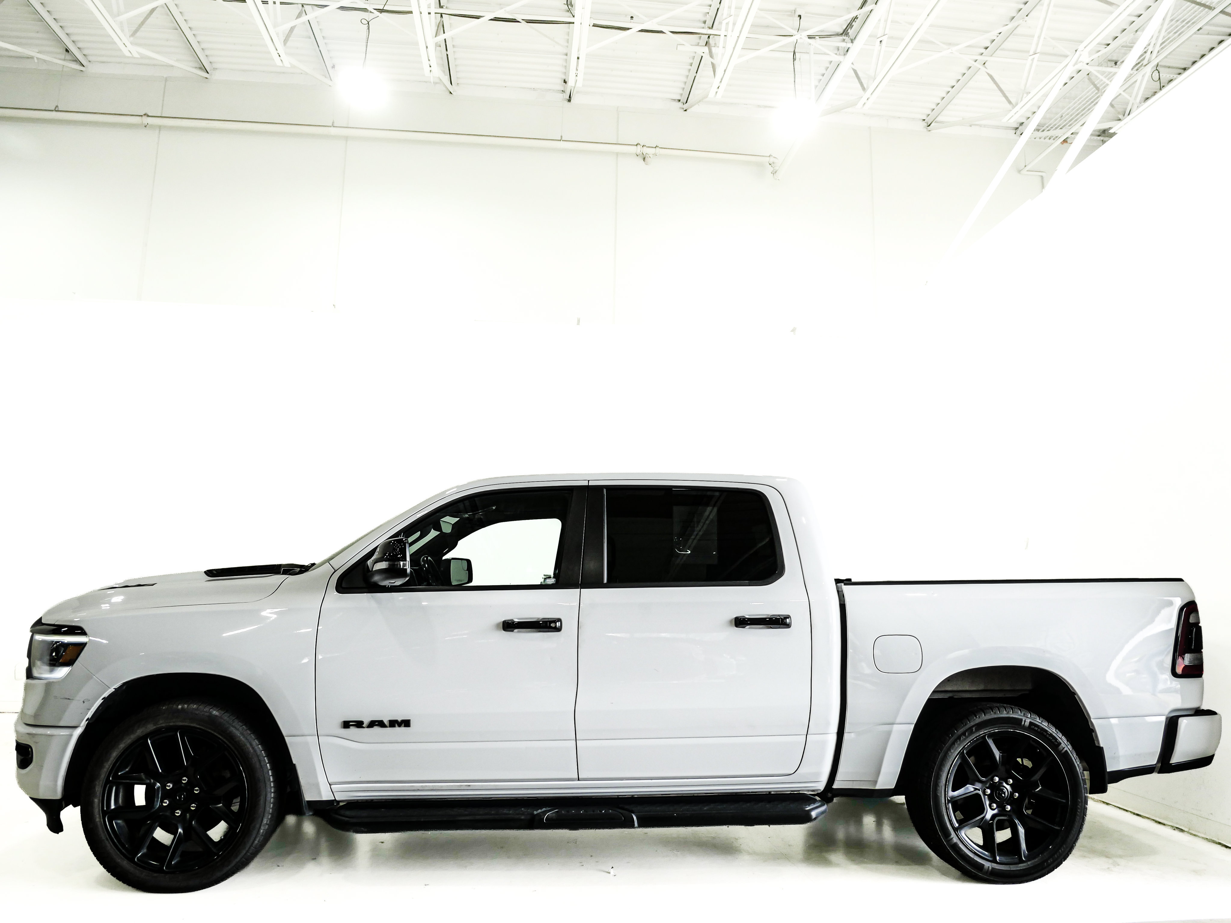 Used 2023 RAM 1500 Laramie AWD/4WD image 5