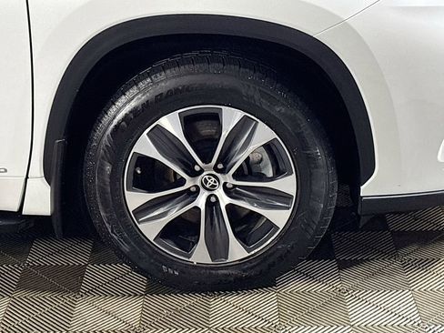 Used 2022 Toyota Highlander XLE AWD/4WD image 23