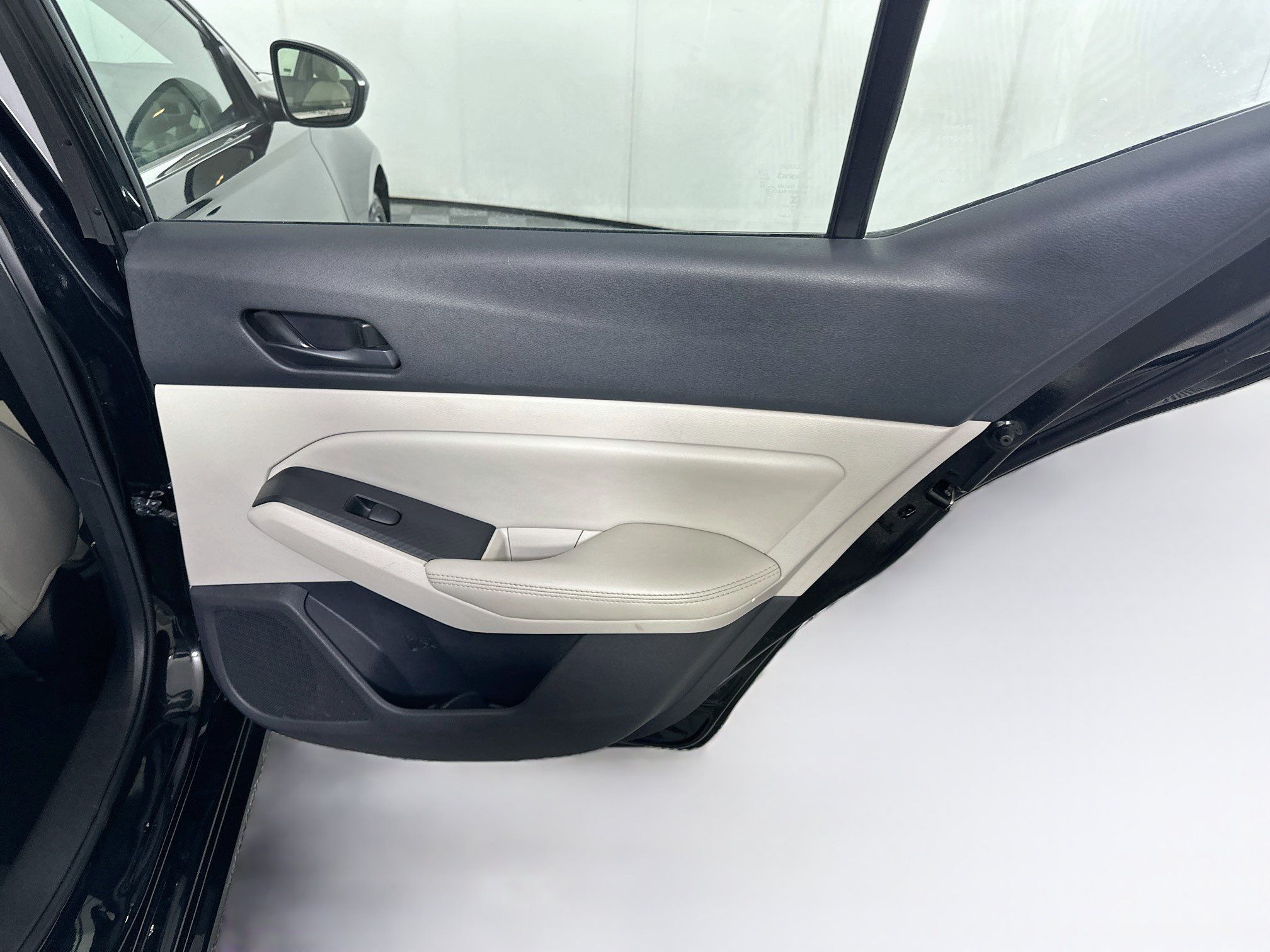 Used 2025 Nissan Altima 2.5 SV FWD image 27