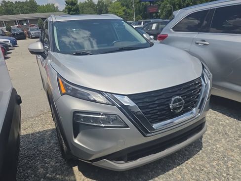 Used 2021 Nissan Rogue SV w/ Premium Package FWD image 2