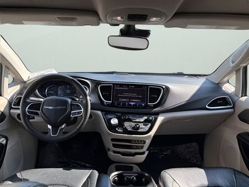 Used 2022 Chrysler Pacifica Touring-L FWD image 15