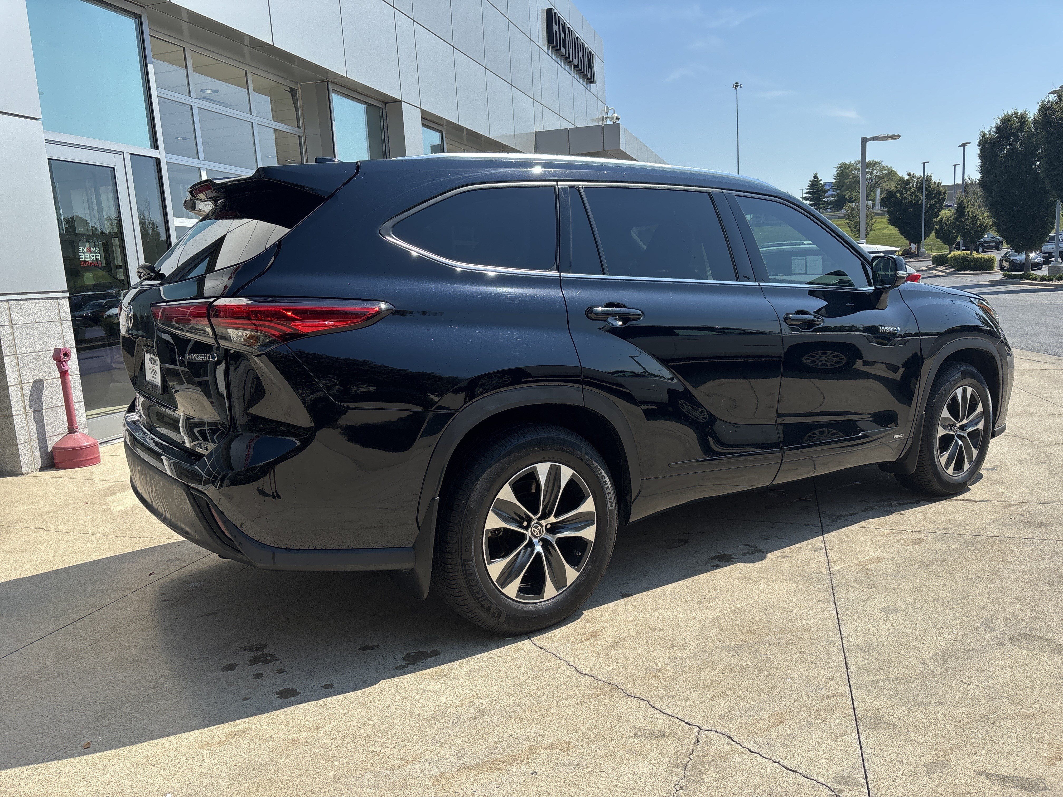 Used 2020 Toyota Highlander XLE AWD/4WD image 6