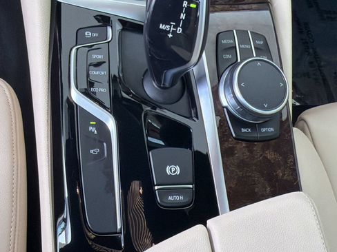 Used 2020 BMW 530i w/ Premium Package RWD image 18