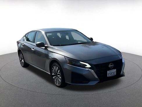Used 2025 Nissan Altima 2.5 SV FWD image 3