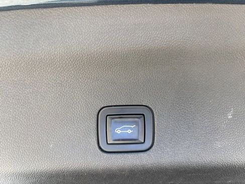 Used 2021 Chevrolet Suburban LT RWD image 7