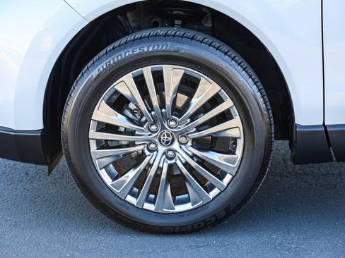 Used 2024 Toyota Venza Limited image 31