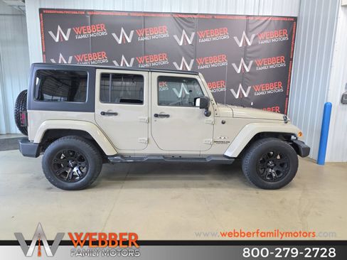 Used 2017 Jeep Wrangler Unlimited Sahara w/ Trailer Tow Group AWD/4WD image 4