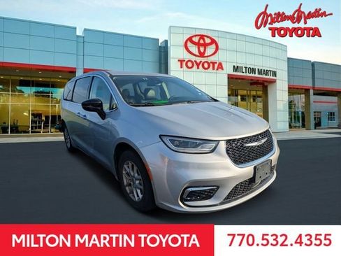 Used 2024 Chrysler Pacifica Touring-L FWD image 1