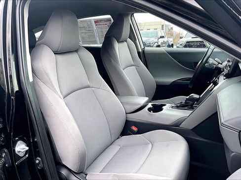 Used 2023 Toyota Venza LE image 7