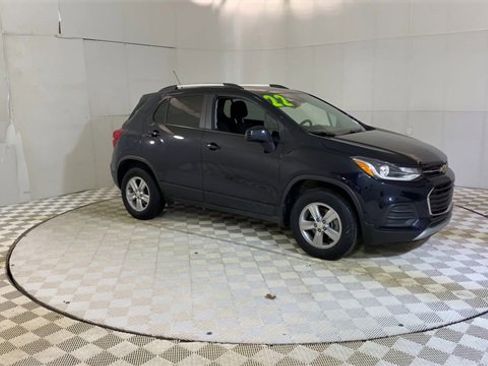 Used 2022 Chevrolet Trax LT w/ LT Convenience Package image 2