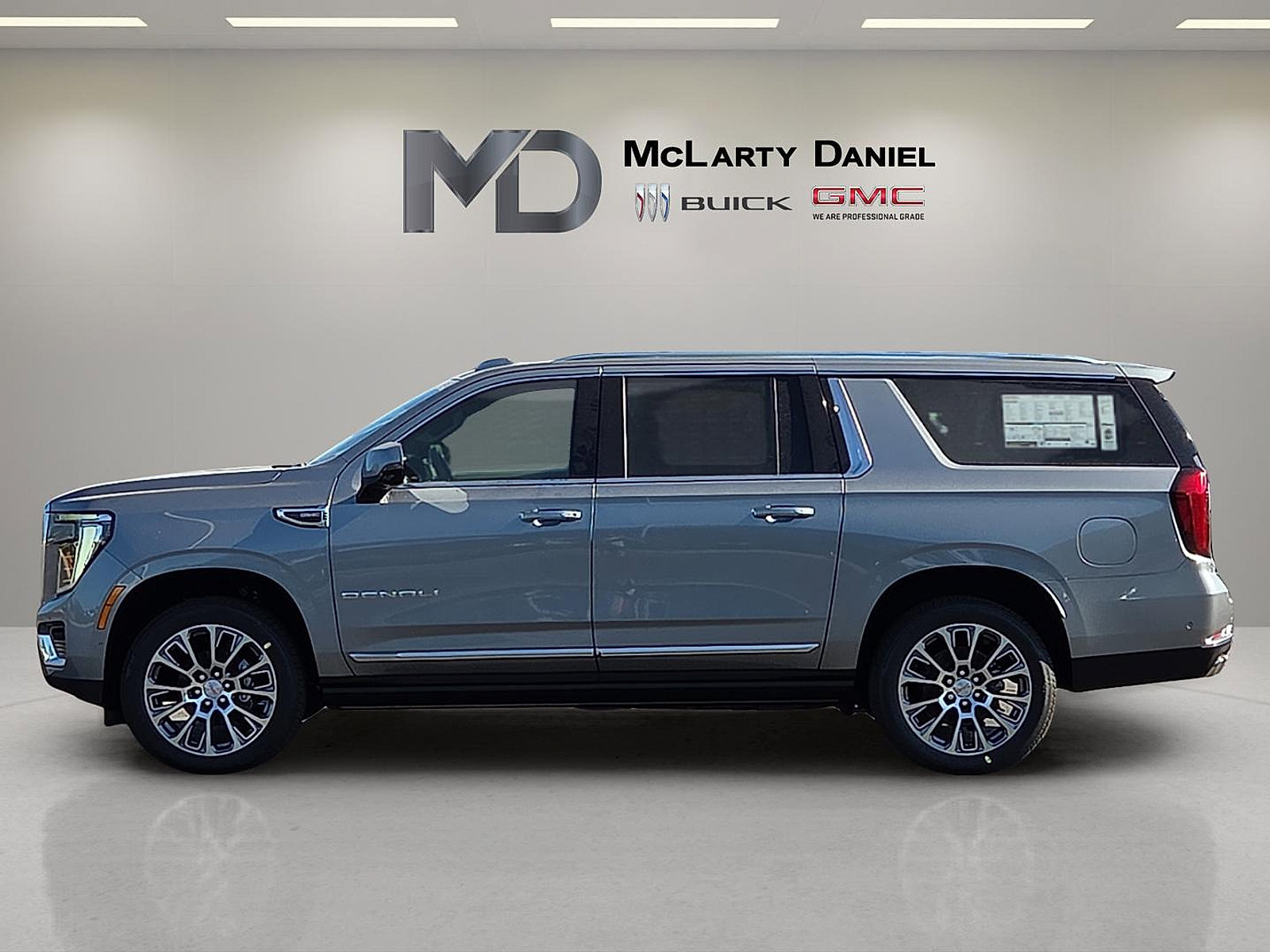 New 2026 GMC Yukon XL Denali w/ Denali Reserve Package AWD/4WD image 3