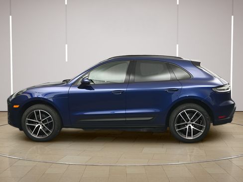 Certified 2025 Porsche Macan AWD/4WD image 2