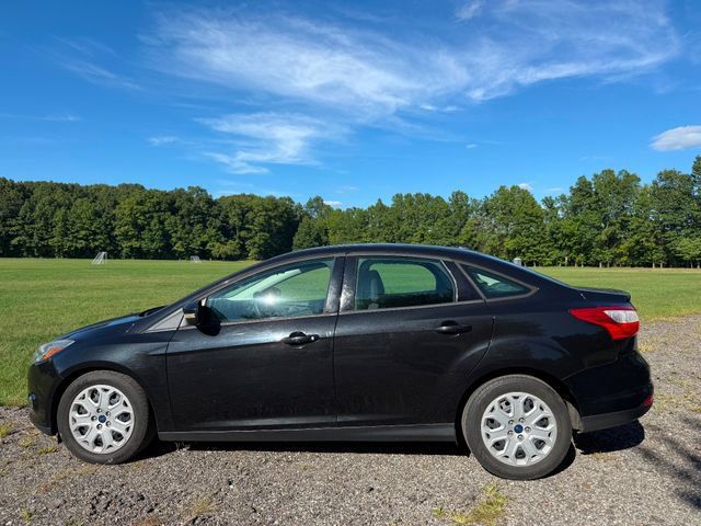 Used 2012 Ford Focus SE w/ SE Winter Pkg FWD image 2