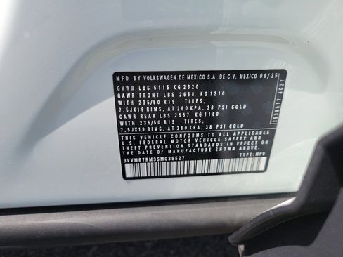 Used 2025 Volkswagen Tiguan SE w/ Panoramic Sunroof Package image 38