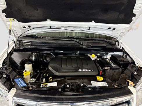 Used 2016 Chrysler Town & Country Touring w/ Driver Convenience Group image 32