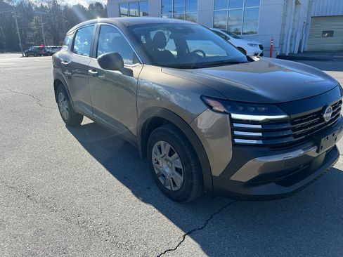 Used 2025 Nissan Kicks S image 3