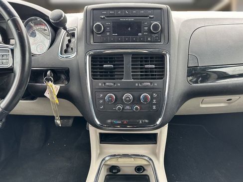 Used 2017 Dodge Grand Caravan SXT image 8