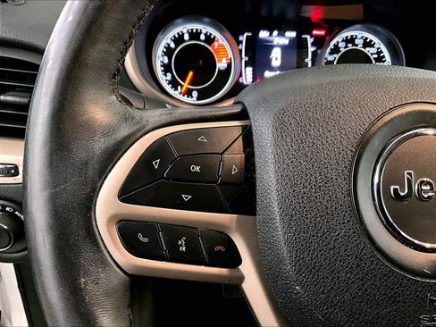 Used 2018 Jeep Cherokee Latitude w/ Altitude Package image 18