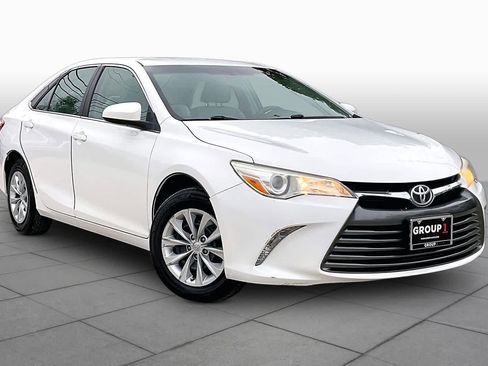 Used 2017 Toyota Camry LE FWD image 3