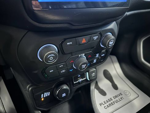 Used 2018 Jeep Renegade Latitude AWD/4WD image 14