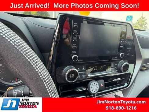 Used 2022 Toyota Highlander L FWD image 11