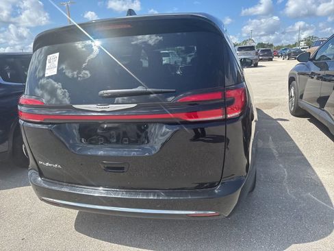 Used 2025 Chrysler Pacifica Select FWD image 4