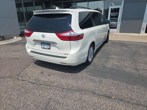 Used 2017 Toyota Sienna Limited Premium FWD image 17