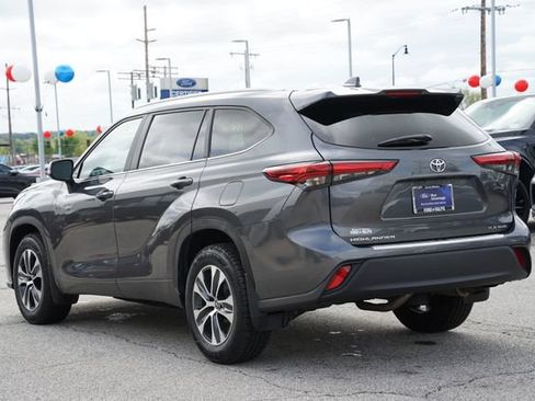 Used 2023 Toyota Highlander XLE AWD/4WD image 5