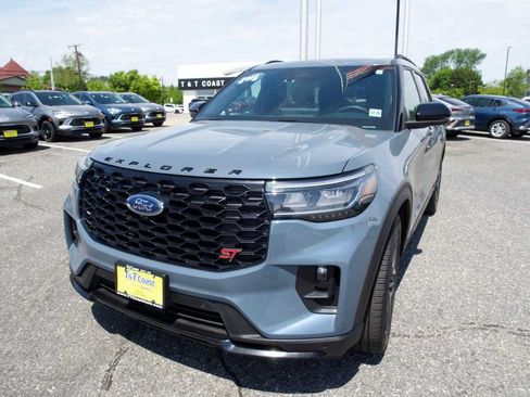 Used 2025 Ford Explorer ST AWD/4WD image 1