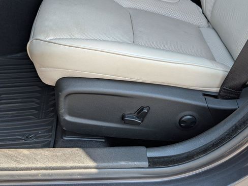 Used 2023 Chrysler 300 Touring L w/ Comfort Group RWD image 11