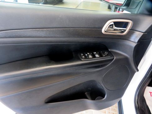 Used 2017 Jeep Grand Cherokee Laredo image 14