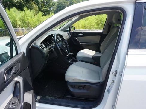 Used 2018 Volkswagen Tiguan SE w/ Panoramic Sunroof Package FWD image 2